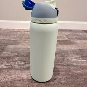 Owala Light Green Free Sip 32 oz Water Bottle